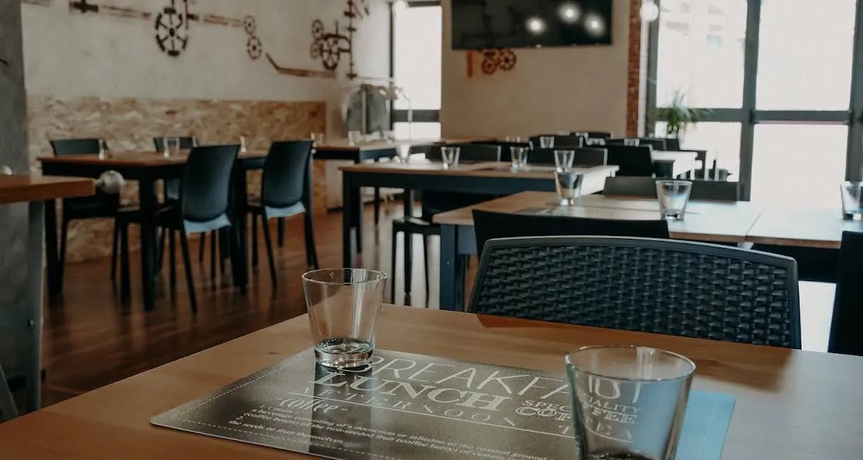 Tavolo apparecchiato nella sala del ristorante