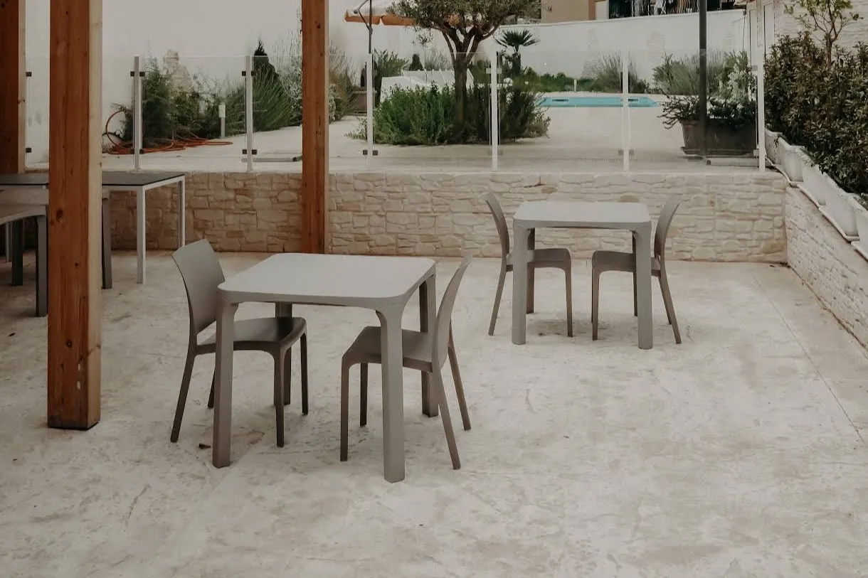 Area esterna con gazebo in legno e vista sulla piscina del locale