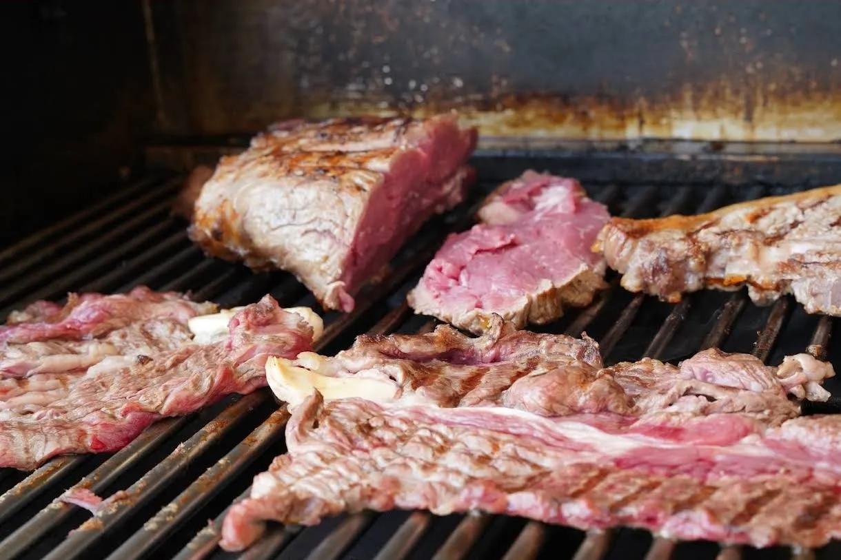 Tagli di carne sulla griglia alla brace