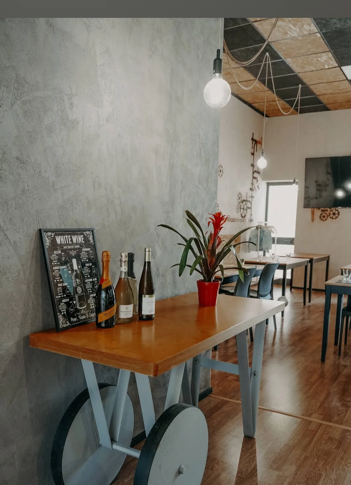 Carrello con bottiglie di vino bianco nella sala del ristorante