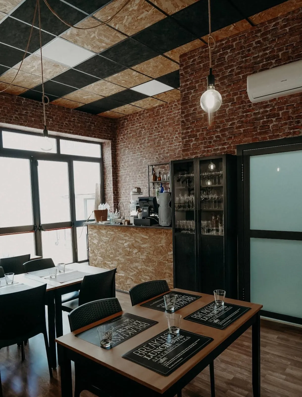 Sala del ristorante con pareti in mattoni a vista e soffitto industrial